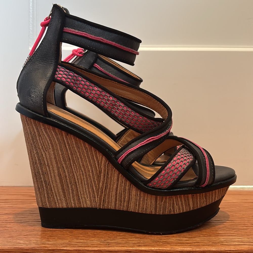 L.A.M.B. Carrera wedge platform open toe strappy sandals with zippers